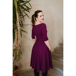 Šaty Osudová Amabile s 3/4 rukávem, vyšší gramáž, švestkově fialová Velikost: XL